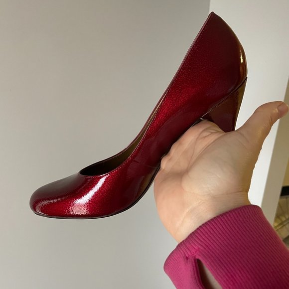 Arturo Chiang, US size 8.5W, red patent pumps - Picture 3 of 12